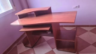 Mesa de ordenador esquinera con estantes