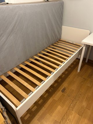 Cama, somier, colchón y escritorio