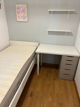 Cama, somier, colchón y escritorio