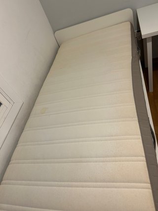 Cama, somier, colchón y escritorio