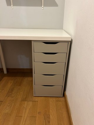 Cama, somier, colchón y escritorio