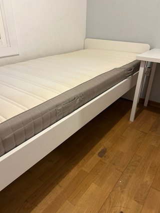 Cama, somier, colchón y escritorio