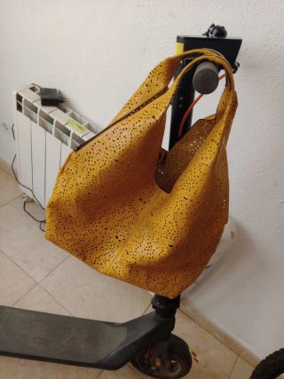 Bolso amarillo con perforaciones