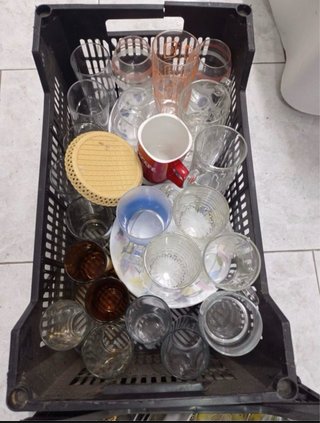 Vajilla variada: vasos, platos y tazas