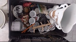 Vajilla variada: vasos, platos y tazas