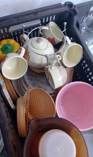Vajilla variada: vasos, platos y tazas
