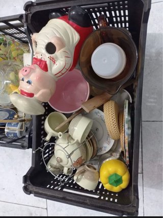 Vajilla variada: vasos, platos y tazas