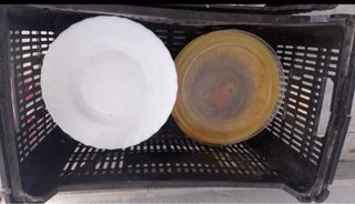 Vajilla variada: vasos, platos y tazas