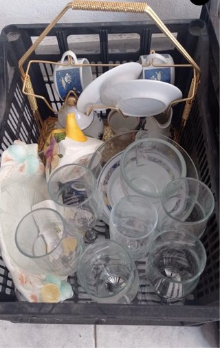 Vajilla variada: vasos, platos y tazas