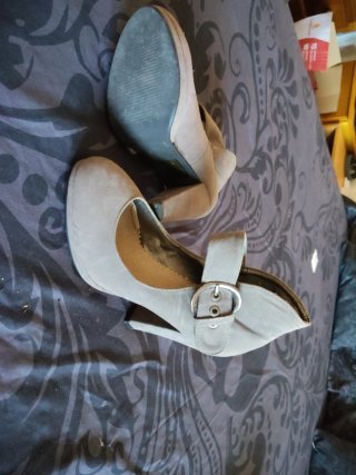 Zapatos de tacón grises con hebilla