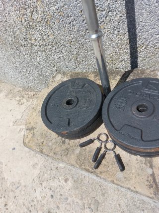 6 Discos de 5kg y barra larga. Peso muerto o pres.