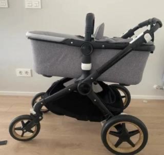 Carrito de bebé gris