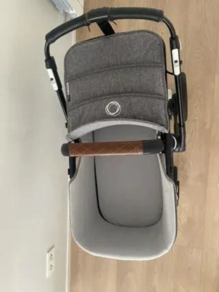 Carrito de bebé gris
