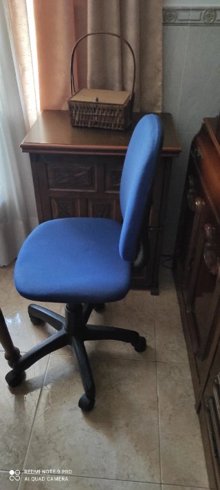 Silla de oficina azul y negra