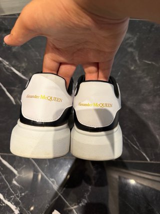 Alexander McQueen sneakers nere e bianche