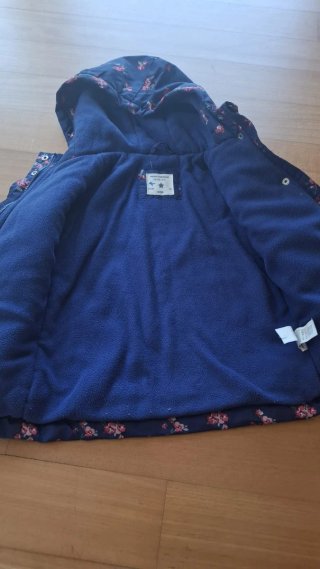 Casaco infantil com capuz e padrão floral