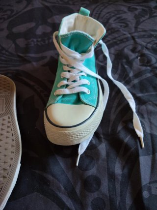 Zapatos tipo Converse verdes y blancos