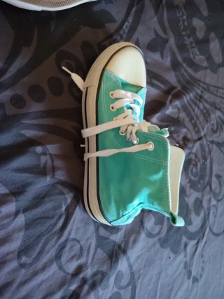 Zapatos tipo Converse verdes y blancos