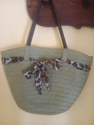 Bolso de rafia verde con estampado animal