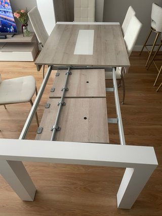 Mesa de comedor con 6 sillas.