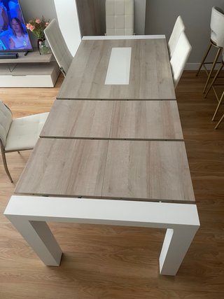 Mesa de comedor con 6 sillas.