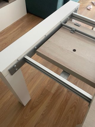 Mesa de comedor con 6 sillas.