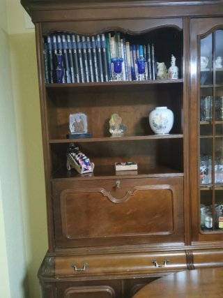 Mueble comedor clásico. Dos cuerpos  y vitrina