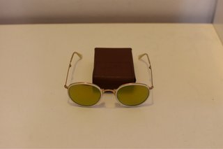 Gafas de sol Ray-Ban doradas y blancas