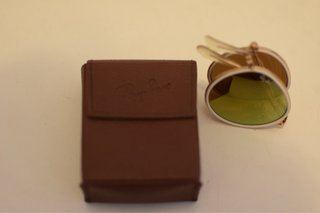 Gafas de sol Ray-Ban doradas y blancas
