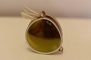 Gafas de sol Ray-Ban doradas y blancas