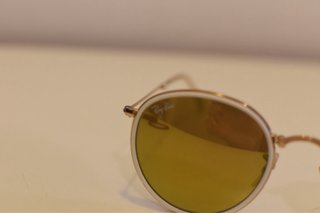 Gafas de sol Ray-Ban doradas y blancas