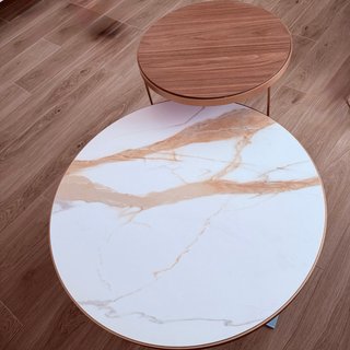 Mesas redondas de mármol y madera