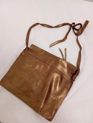 Bolso bandolera dorado con cremallera