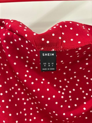 Falda roja con lunares blancos