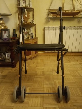 Andador con ruedas y asiento