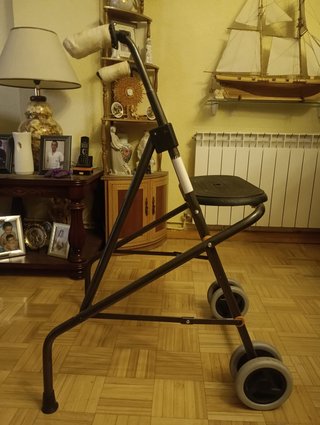 Andador con ruedas y asiento