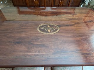 Mesa de salón y sillas de madera