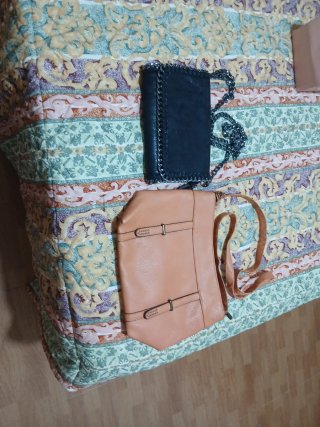 Bolso negro y naranja