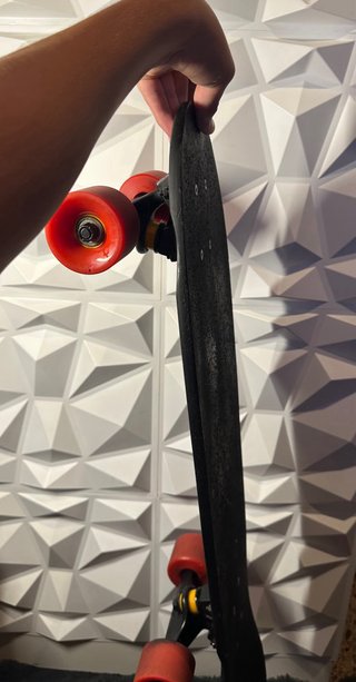 Skate negro con ruedas rojas