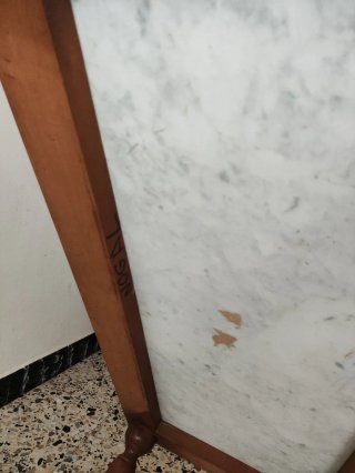Mesa de centro de nogal y mármol