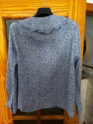 Camisa floral azul y blanca mujer