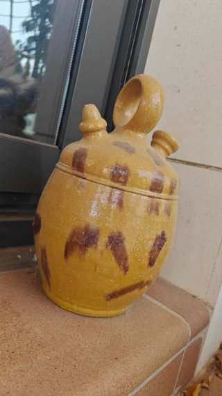 Botijo de cerámica rústico