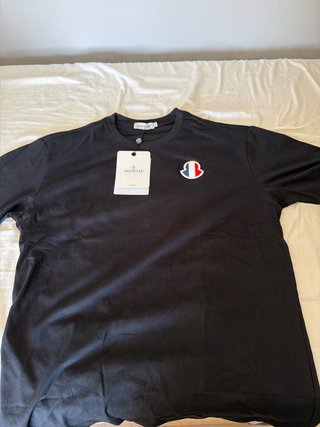 Camiseta Negra Logo Tricolor