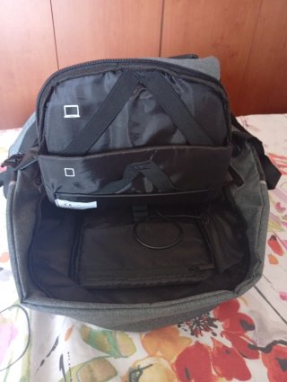 Mochila antirrobo con cremallera gris y negro