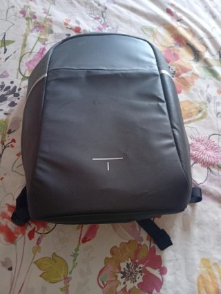 Mochila antirrobo con cremallera gris y negro