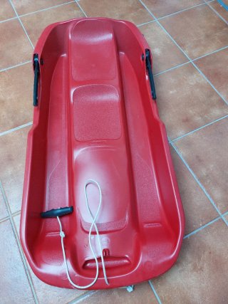 Trineo rojo con cuerda y asa