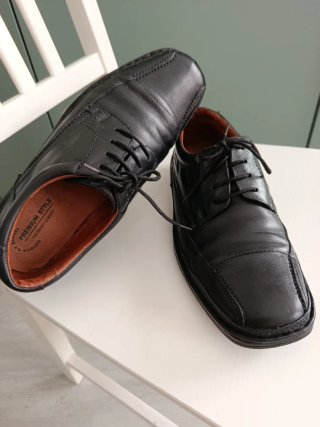 Consegna di scarpe in pelle per uomo