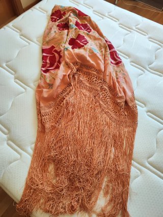 Mantón Manila bordado rosas