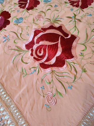 Mantón Manila bordado rosas