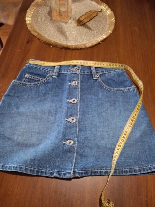 Falda vaquera corta con botones,ancho 34cm/Largo35